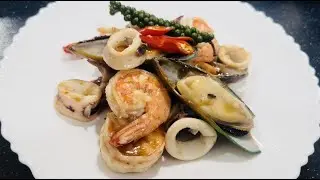 Spicy Seafood Thai Herb Sauce ( Seafood Pad Cha)