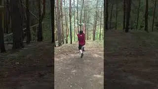 Пацаны прыгают с тарзанки