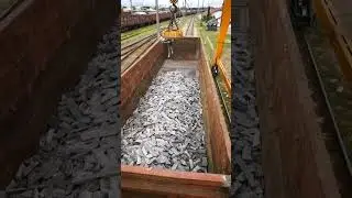 КРАНОВЩИК. Погрузка ЭЛЕКТРОМАГНИТОМ чугунных слитков в ЖД ПОЛУВАГОН.