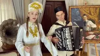 Посмотрите как девушка красиво поет под баян