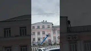 Рабочих без страховки на крыше 4-этажной школы Краснодара сняли на видео