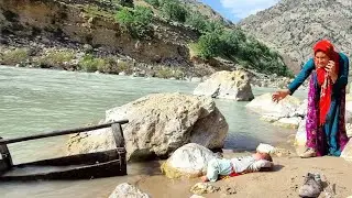 The Life of a Lonely Nomadic Woman | Discovering a Cradle in the River & Fishing for Survival