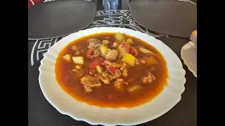 Gulášová polievka z bravčového pliecka.
