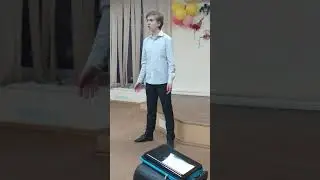 Потрясающе читает Маяковского...