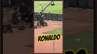 Роналдо пнул мяч 