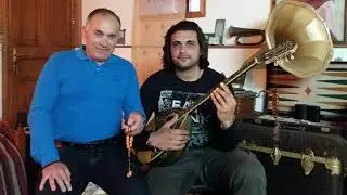 Ο Μανώλης δεν μιλάει το μπουζούκι αρχινάει