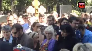 Целительницу Джуну похоронили рядом с сыном