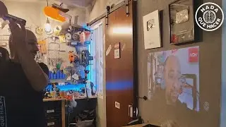 Tank 2 es literalmente un Tanque y celular proyector LED de 120Mhz ¡INCREIBLE! para ver Netflix