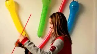 2012-06-08 Luftballons und Trinkhalme kleben an der Wand.wmv