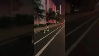 bergaya di turunan dukuh atas pakai sepatu roda