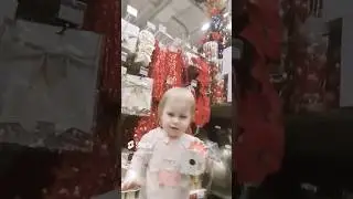 Ева ёлочку будет наряжать 🎄🔥😎💕🤪😘 #tiktok #блогер #дети #мама #семья #бебибон #cute