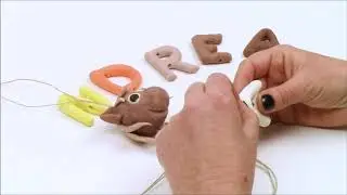 רעיון ליצירה עם דאס: שלט שם עם פסלון סוס