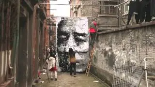 Хонг ю делает портрет Чжан Юмоу из носков и булавок на бамбуковых палках