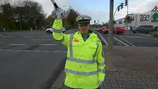 Anleitung: Was tun, wenn ein Polizist den Verkehr regelt