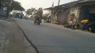 Ekspresi Hebat di Jalan Sepi, Hanya Kendaraan! 🚗💨 Di Depan Pabrik Raksasa