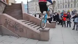 Бабушка на велосипеде выполняет нереальные трюки
