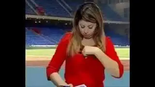 موقف محرج لمذيعة بسبب ملابسها