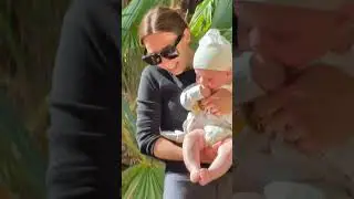 Льова після хайкінга лізе в льодяну річку