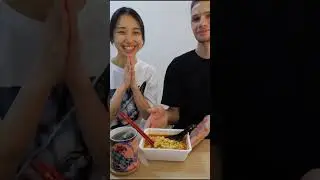 Едим красный Доширак