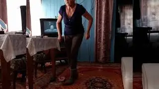 Бабушка одевает носки
