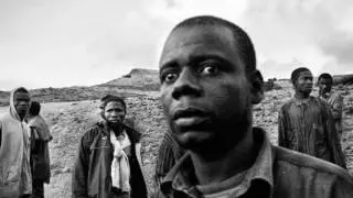 Immigration de Samuel Aranda musicalizada con áfrica agónica de SKA-P