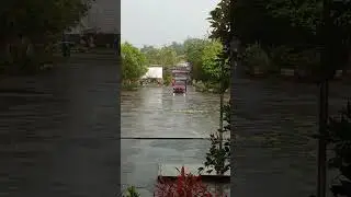 Hujan pagi pd waktu limit  bel masuk sekolah semua ingin antar  anaknya  sgr sampai di depan kelas
