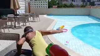 brincando na piscina