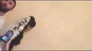 Издевается над невестой.