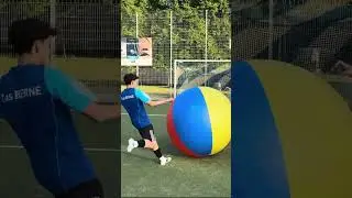 Elfmeter mit Riesen-Wasserball! Erster Versuch: Finn Viole