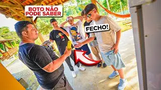 FLAGREI ELE VENDENDO COISA PROIBIDAS PARA OS MINI  CAÇADORES DE LENDAS