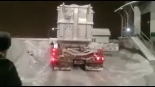 Тягач подъезжает к месту погрузки