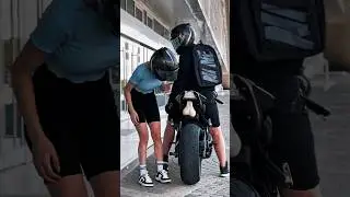 Показал ей свои 🥚🥚
