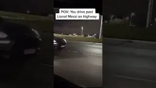They drove by Lionel Messi on the highway and he waved back at them 😮(via @alguien93172) 