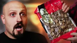 Sembra CACCA, ma lo è! Mangiamo cibo assurdo.