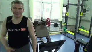 Делаю приседания на тренажере.