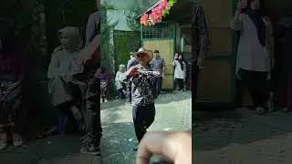 foto short asyik menarinya bapak topi koboy