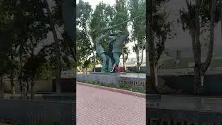 турист и памятник феодосийском у десанту