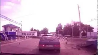 Без башенный мотоциклист, без шлема на трамплине. ДТП