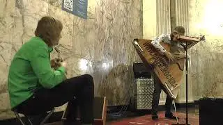 Вот новый поворот.Дуэт музыкантов