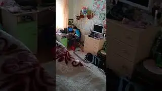 Я слежу за сестрой