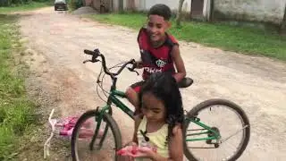 Andando de bicicleta com os irmãos nota!