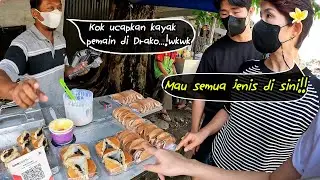 Kita beli semua jajanan yg nemu di pinggir jalan!!