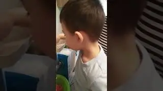 Матвейка помогает маме на кухне!