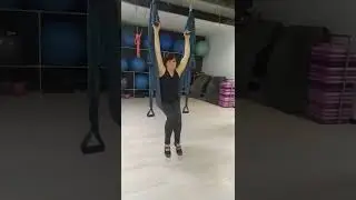 Аэройога. Отжимание из седа в гамаке в вис углом