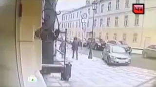В центре Москвы  камера наблюдения сняла наезд на полицейского