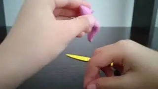 Как слепить мышку сосиску из пластилина.