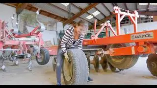 Reifenpanne - was macht das Farmergirl?