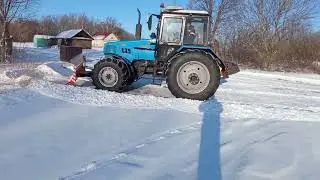Чистка дорог бульдозерным отвалом на МТЗ-1221 3 2500 мм