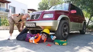 Komik video. Reyhan abla ve Cengiz yeni aldığı arabayı tamir ediyorlar!