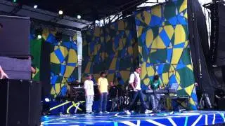 Netinho cantando o Hino Nacional no Brazilian Day NY 2011.MOV